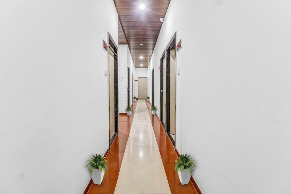 Hotel Kailash Park- Near International Airport มุมไบ ภายนอก รูปภาพ