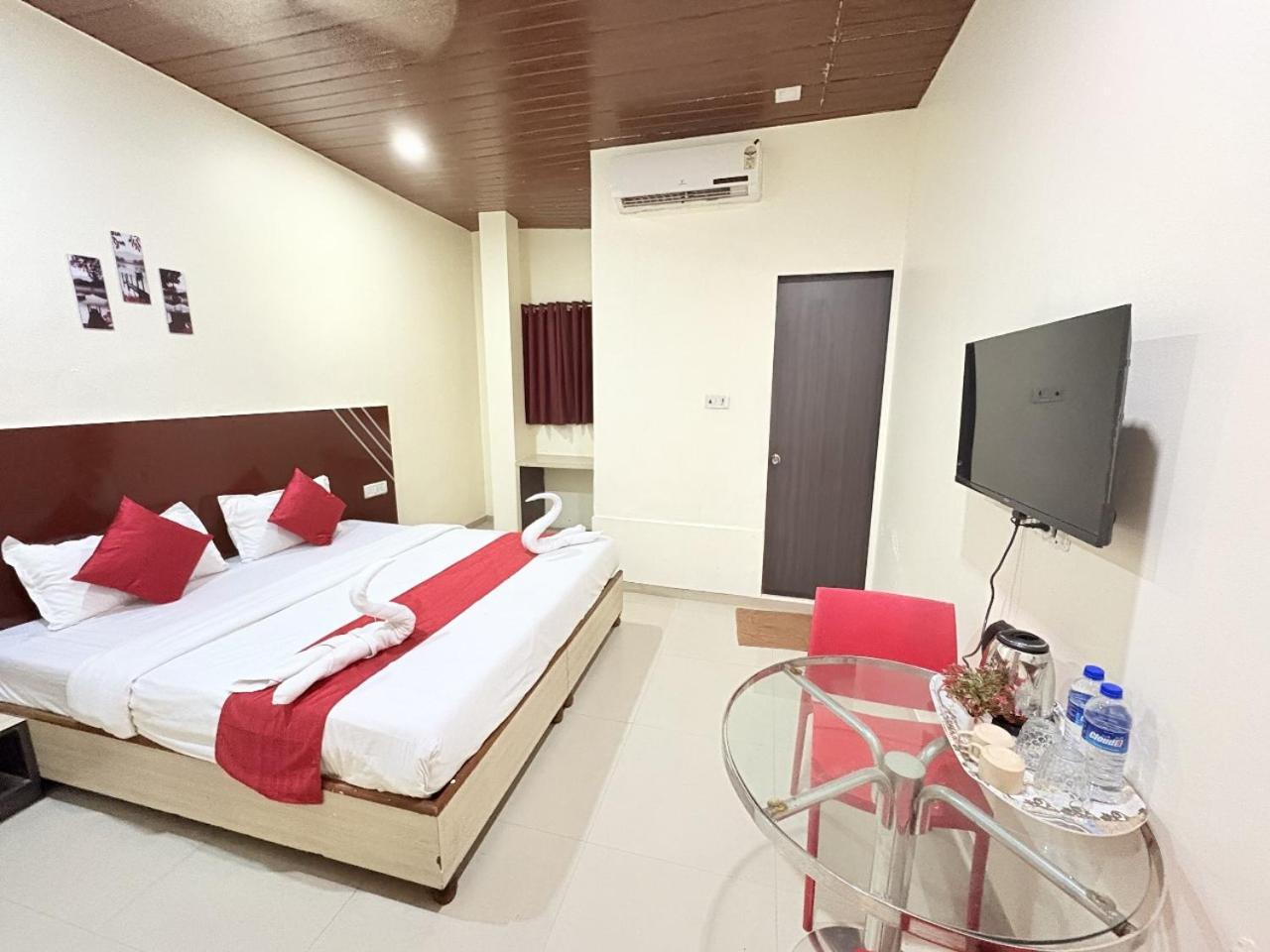Hotel Kailash Park- Near International Airport มุมไบ ภายนอก รูปภาพ