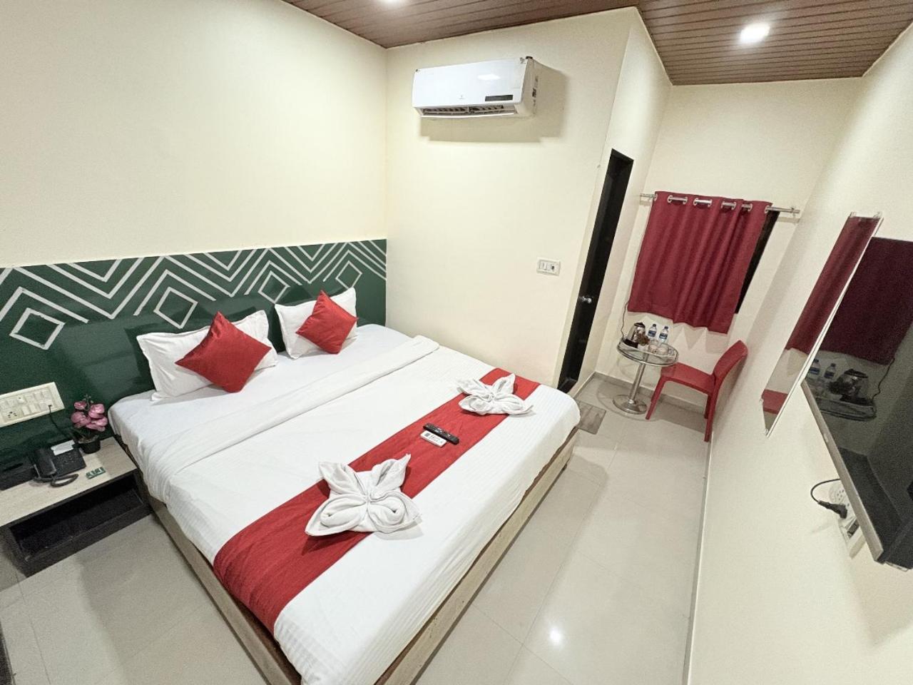 Hotel Kailash Park- Near International Airport มุมไบ ภายนอก รูปภาพ